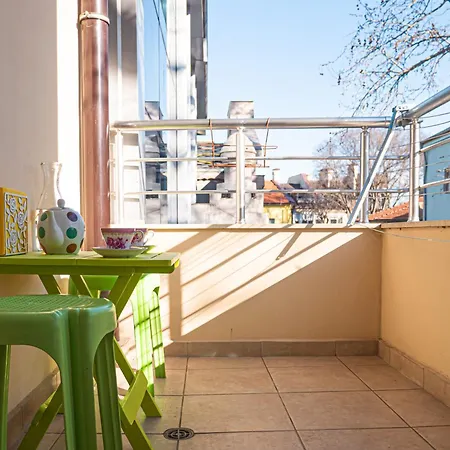 Cozy 1-bedroom 5 Min From The דירה