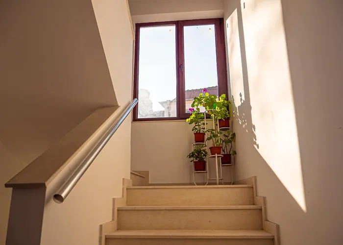 Cozy 1-bedroom 5 Min From The דירה *